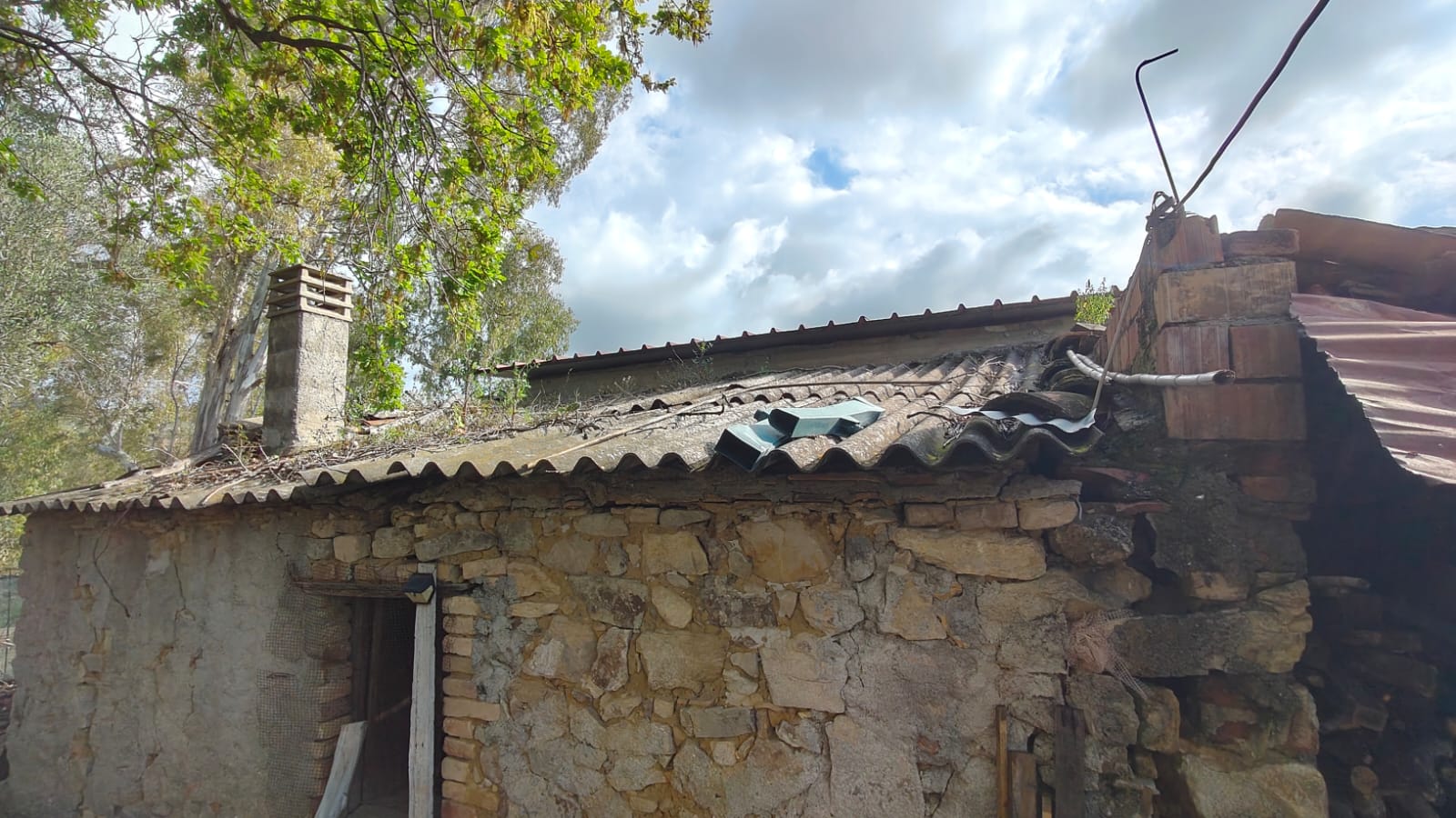 Tettoia in cemento amianto